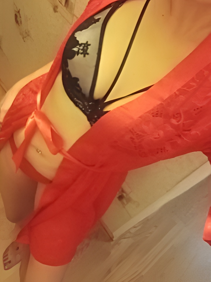 Кира привлекальеная девушка из Гулькевичи цена от 5000 руб